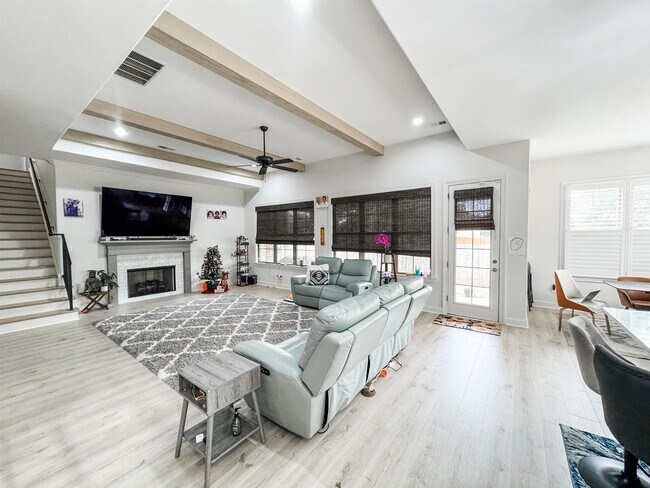 Foto del edificio - 669 Covington Walk Ln N