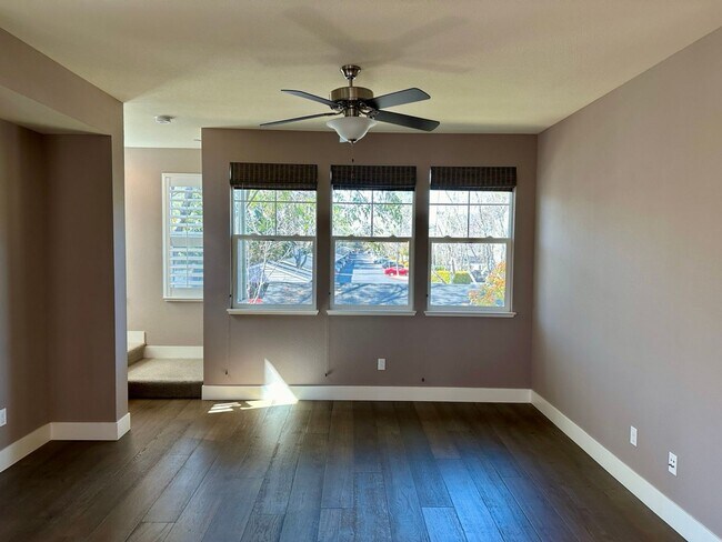 Building Photo - Gorgeous 3 Bedroom, 2.5 Bathroom Townhouse...