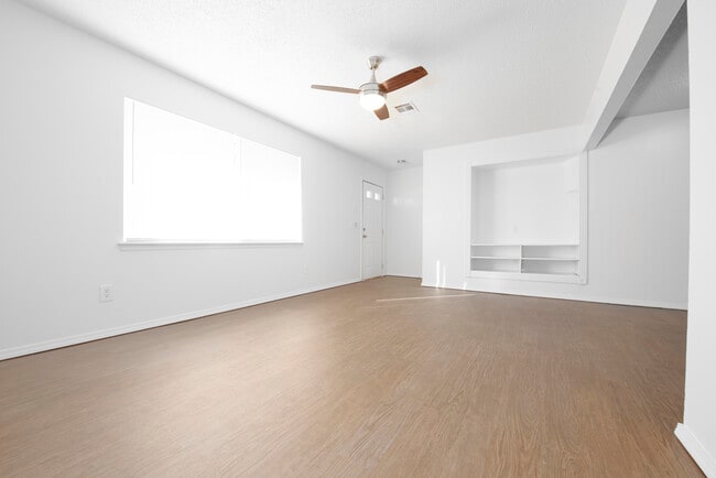 Building Photo - 1404 N Nail Pky