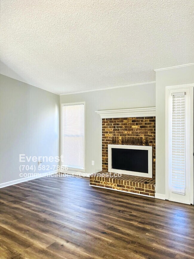 Building Photo - Charming 3-Bedroom Home with Convenient Fe...