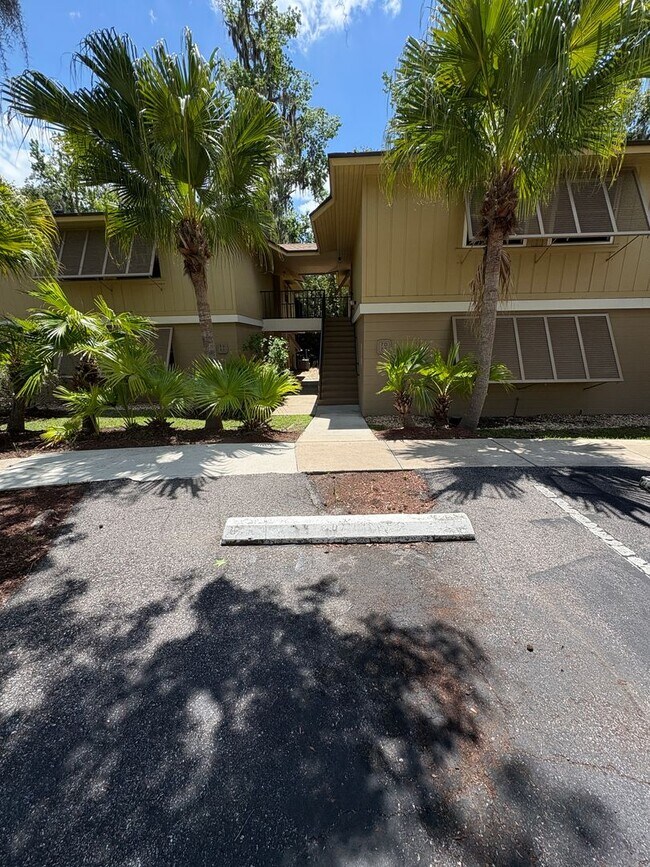 Foto del edificio - Top-Floor 2 Bed / 2 Bath Condo in Sought-After Lakeside Community – Deltona, FL