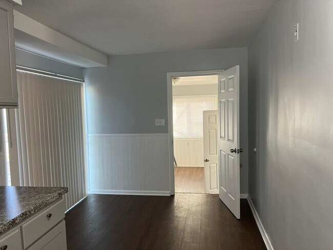 Building Photo - 2 bed 1.5 bath
