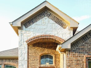 Building Photo - 213 Warbler Dr