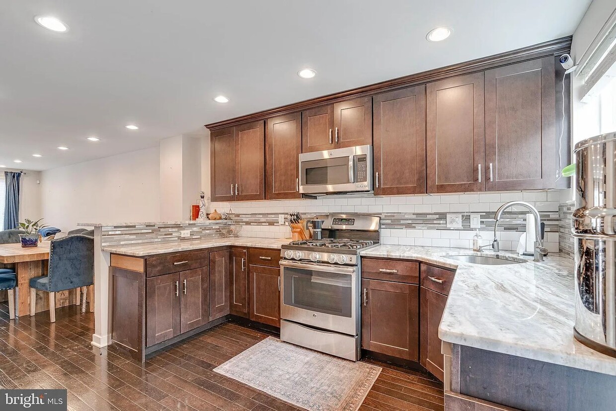 Primary Photo - Beautiful 3 bed 3 full bath home available...