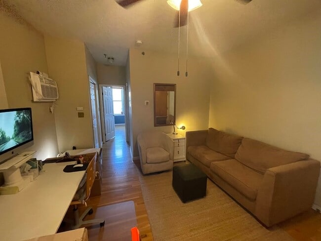 Building Photo - 711 Willow Ave