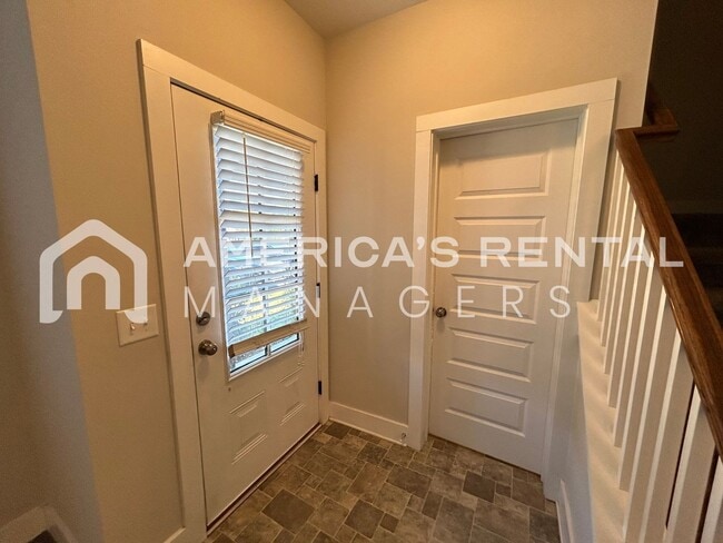 Building Photo - Townhome in Birmingham... Available to View Now!!!