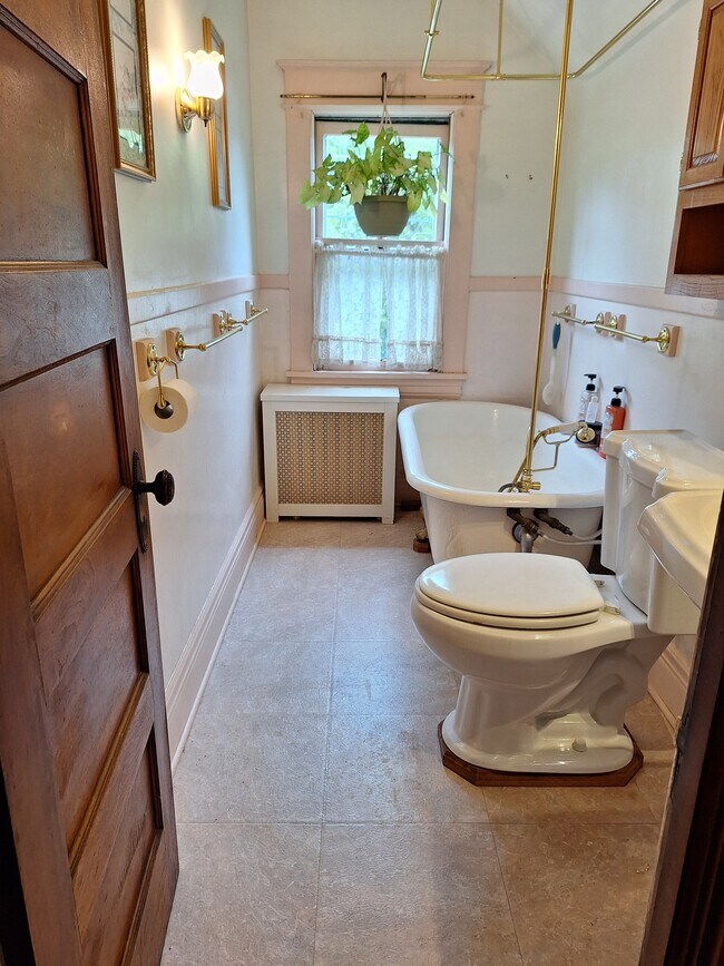 Building Photo - 384 Hall Ave