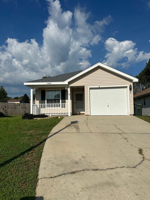 Foto principal - Cute 2/2 with garage and a nice size Flori...
