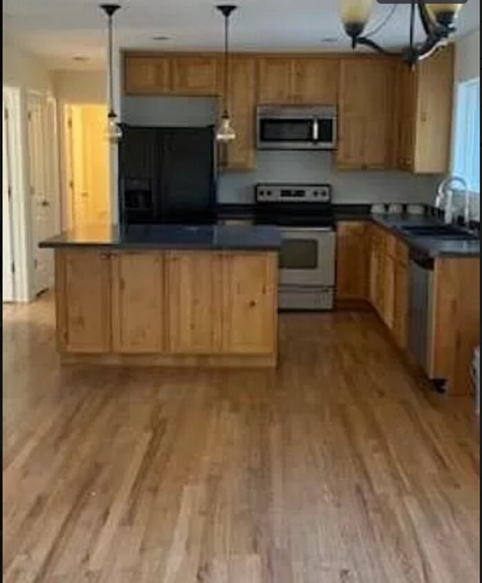 MOVE IN INCENTIVE 5 Bed 2.5 Bath Single F... - LOVELY 5 Bed 2.5 Bath Single Family Home i...