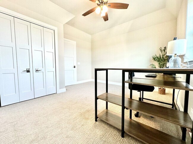 Foto del edificio - West House at Foxtown + Foxtown Townhomes