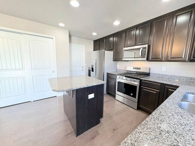 Building Photo - Beautiful 3 Bed, 2.5 Bath House in Windsor!