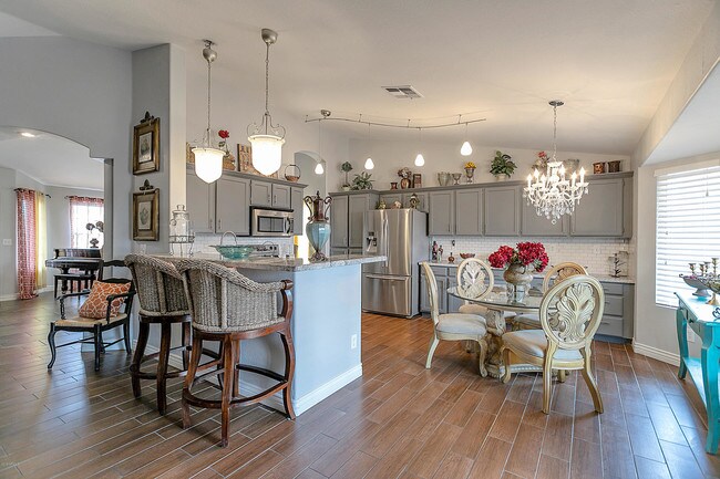 Foto del edificio - 843 E Rose Marie Ln