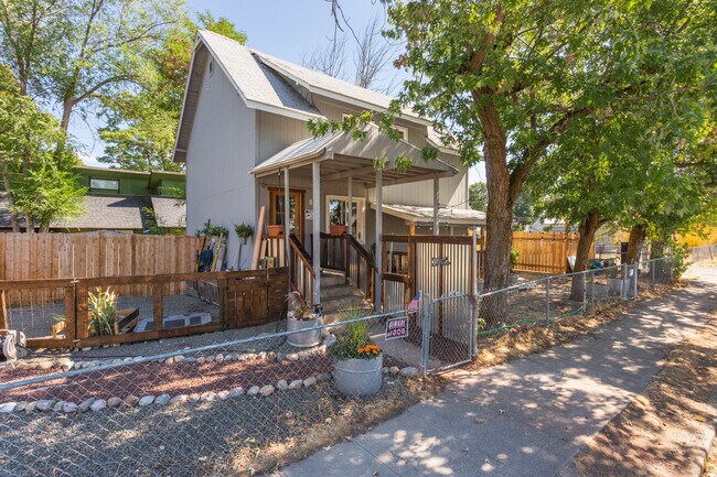 Building Photo - 818 N Elm St