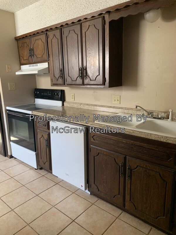 Building Photo - 2609 Oakhurst Dr