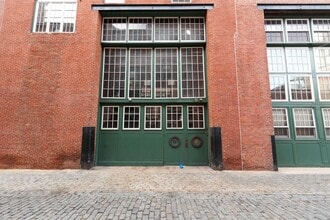 Building Photo - 136 N Bread St