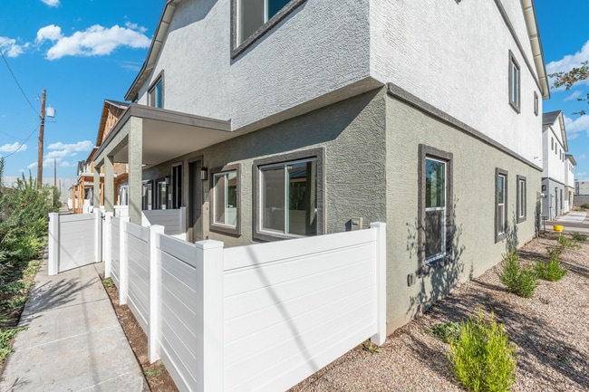 Building Photo - Woodgate Townhomes