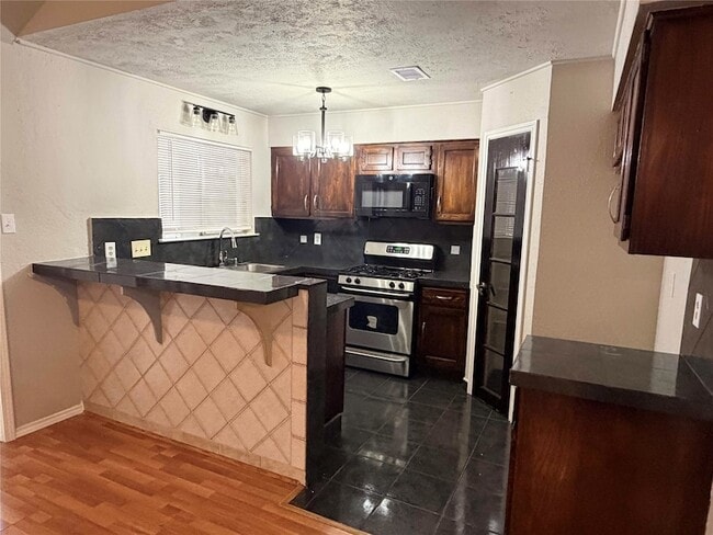 Foto del edificio - 7111 Feather Creek Dr
