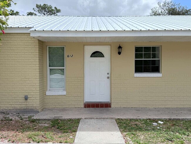 Foto del edificio - 2-Bedroom and 2Bathroom Fenced Half Duplex