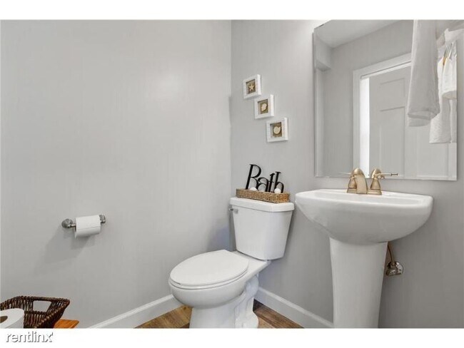 Building Photo - 3 br, 2 bath Townhome - 2210 Queen Ave N