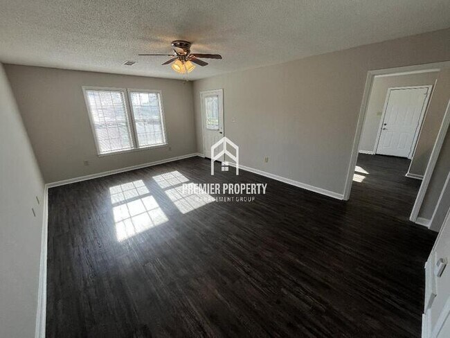 Building Photo - 4496 Villagreen Dr