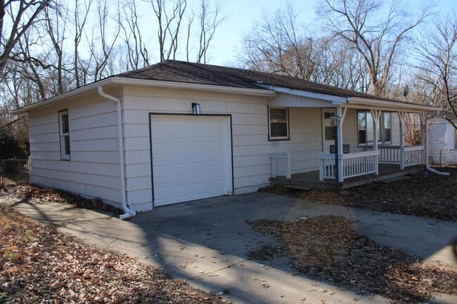 Building Photo - 829 W Charles St