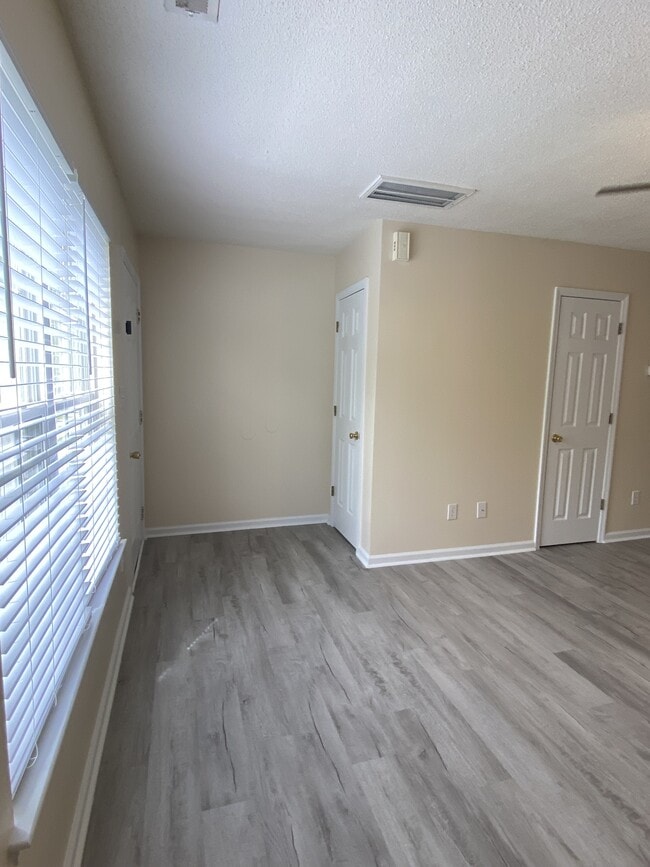 Building Photo - 350 Bracken Pl