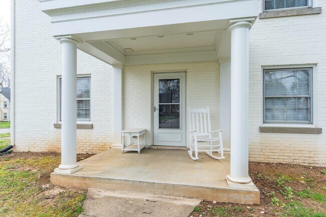 Building Photo - 440 Henry Clay Blvd