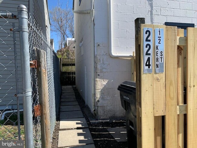 Building Photo - 224 1/2 Kern Street Unit 224 1/2