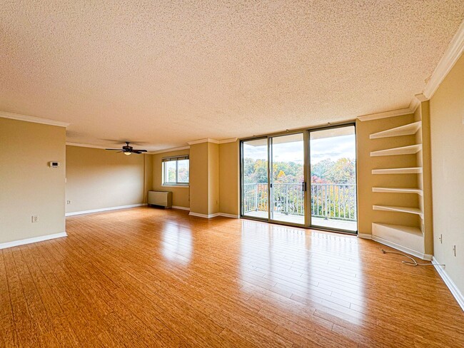 Building Photo - Bright And Spacious 1 Bed 1 Bath Condo Wit...