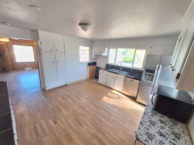 Foto del edificio - Spacious 5-Bedroom Home in Quiet Delta Nei...