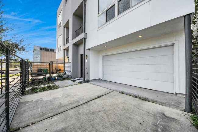 Building Photo - 3204 Sherman St