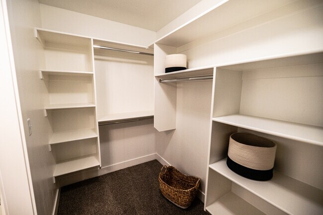 Building Photo - 235 550