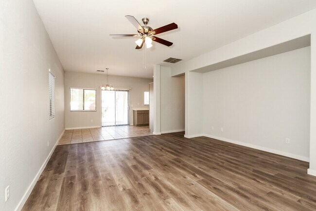 Foto del edificio - 44080 W McCord Dr