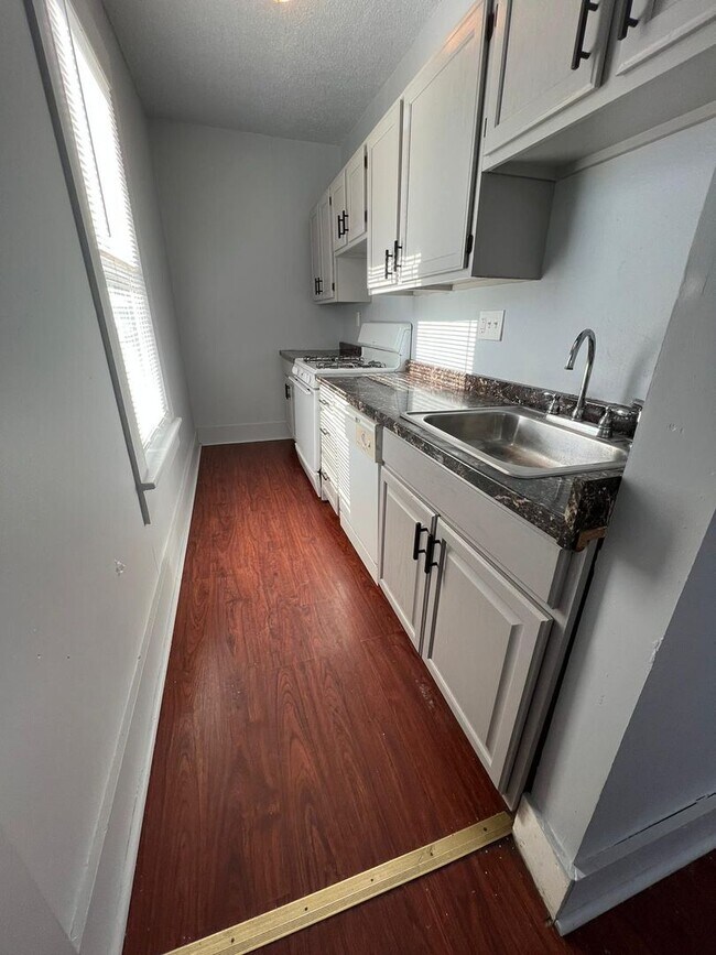 Building Photo - 402-404 Poplar St
