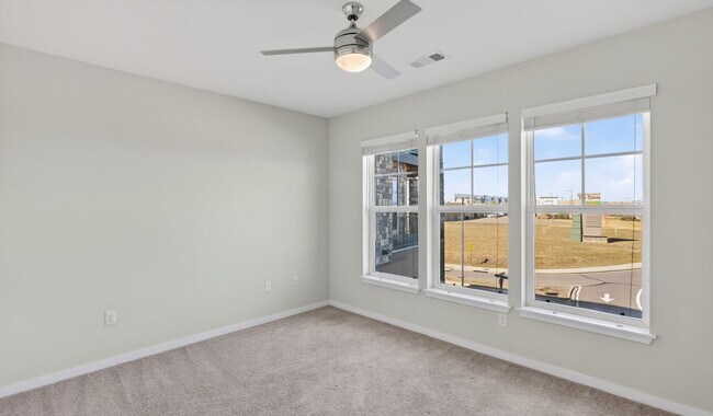 Refúgiese en una habitación diseñada para la relajación. - Grant Row Lofts