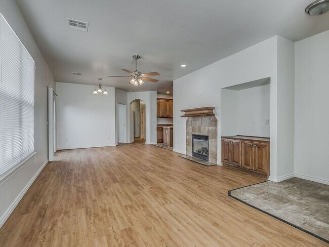 Building Photo - Spacious 3 Bed / 2 Bath Duplex for Rent in Yukon
