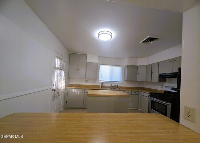 Building Photo - 5804 Pickerel Dr