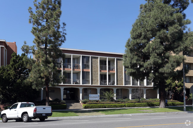 Building Photo - La Fayette Town House