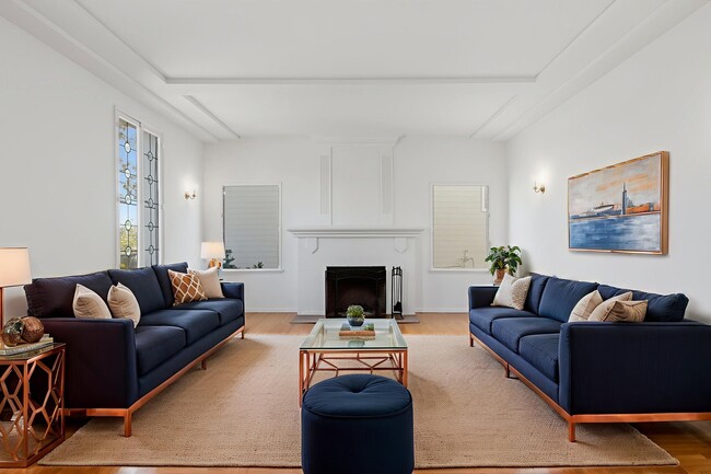 Building Photo - 307 S Doheny Dr