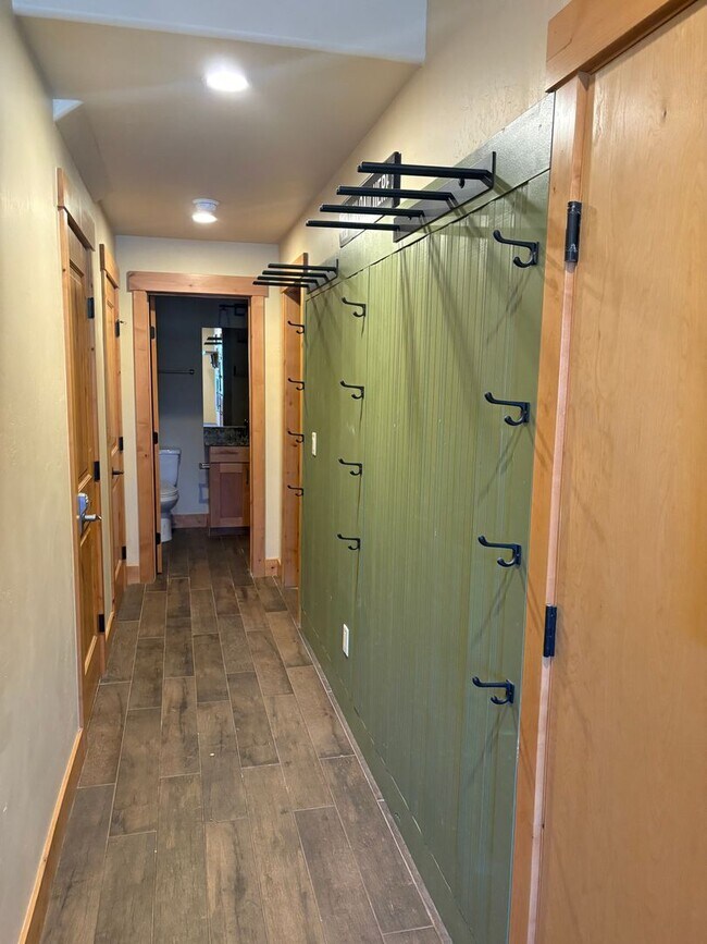 Building Photo - Beautiful Furnished Townhome with infared ...