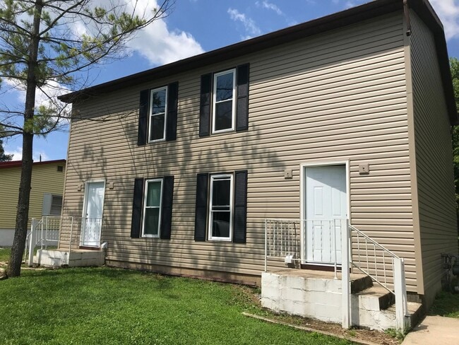 Building Photo - New Listing Circleville - Newly Updated 2 Bedroom Duplex
