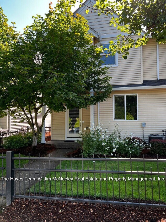 Primary Photo - 3 br, 2.5 bath House - 1121 NE Spruce Ct.
