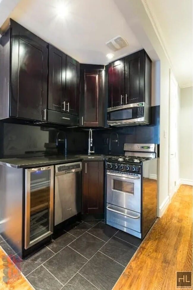 Building Photo - Mott Street