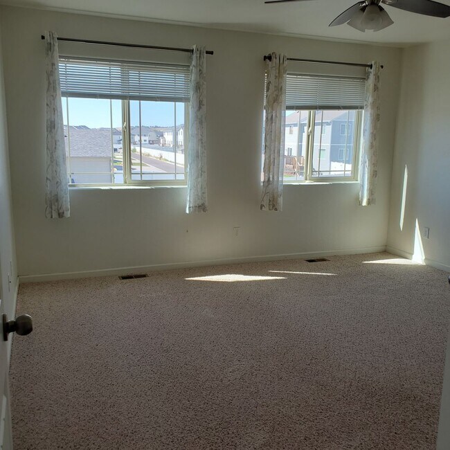 Foto del edificio - 3 BED 2.5 BATH SADDLE RIDGE TOWNHOME