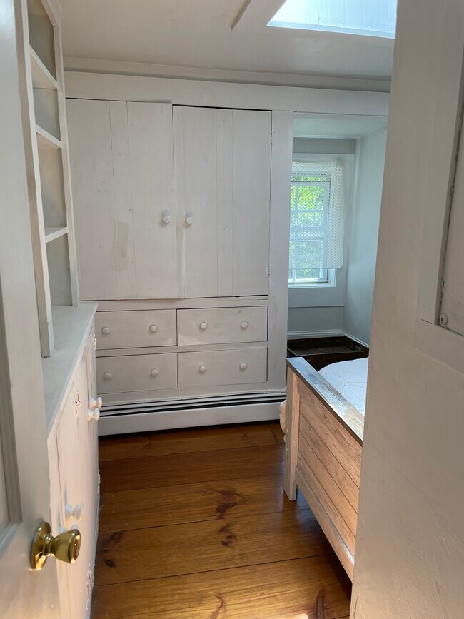 Original built ins small bedroom - 377 3rd Beach Rd