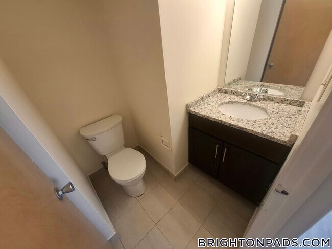 Foto del edificio - 148 N Beacon St