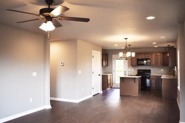 Building Photo - 3 Bedroom 2.5 Bathroom Home in Fayettevill...