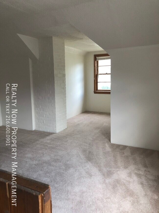 Building Photo - Maple Hts. Single Family 3 bedroom