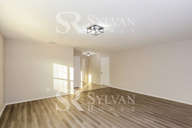 Foto del edificio - Fall in love with this beautifully maintained 4BR 2BA brick home