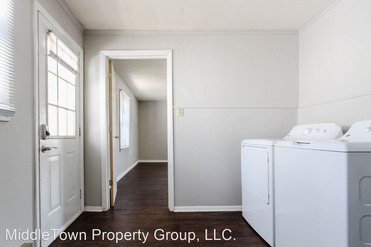 Foto principal - 3 br, 1 bath House - 2312 N Rosewood Ave